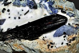 Neptunite, bénitoïte, joaquinite-(Ce) sur natrolite et serpentine (USA) 2.jpg