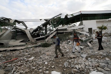 Palestinians inspect homes in Gaza, 2009.jpg