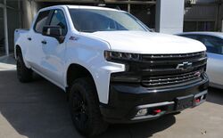 Chevrolet Silverado LT V8 Trail Boss Z71 2019.jpg