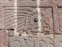 Quetzalpapalotl - Innenhof 2 - Vogel mit Obsidianauge.jpg