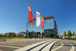 Hlavní vstup do kampusu Jihočeské univerzity s budovou rektorátu a Filozofické fakulty.jpg