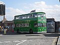 Für Liverpool früher typischer grüner Doppeldecker-Bus[28]