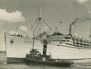 StateLibQld 1 251116 Passenger ship Stratheden being turned in the Brisbane River by the tugboat Carlock.jpg