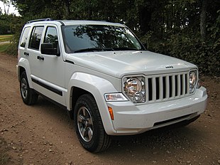2008 Jeep Liberty KK white-f.jpg