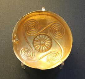 Minoan cup, part of the Aegina Treasure, 1850–1550 BC, gold, British Museum[210]