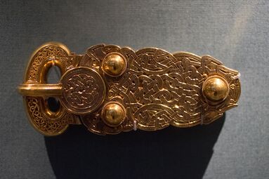 Anglo-Saxon belt buckle from Sutton Hoo with a niello interlace pattern, 7th century, gold, British Museum[212]