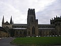 La cattedrale di Durham vista dalla piazza antistante