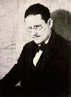 Picture of James Joyce from 1922 in three-quarters view looking downward