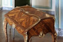 Château de Versailles, appartements de la Dauphine, cabinet intérieur, secrétaire à pente, Bernard II van Riesenbergh.jpg