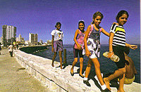 Niñas en el Malecón de La Habana.jpg