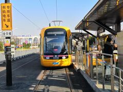 Songjiang Tram line 1 vehicle passes through Canghua Road Station.