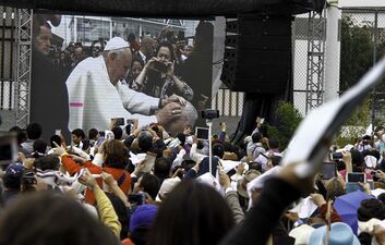 PAPA FRANCISCO VISITA LA PUCE (19320054619).jpg