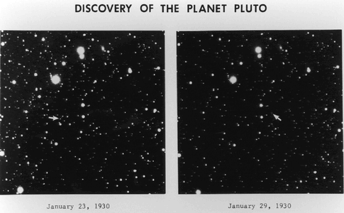 The same area of night sky with stars, shown twice, side by side. One of the bright points, located with an arrow, changes position between the two images.