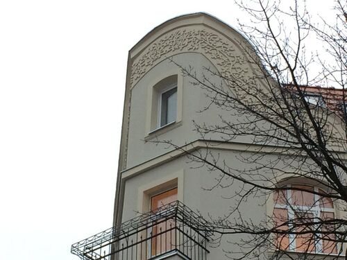 Corner top pediment