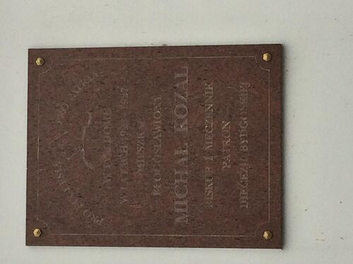 Plaque detail