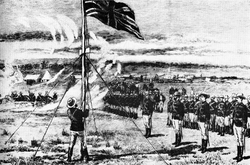 L'Union Jack flotte au sommet d'une colline, hissé par un homme en uniforme militaire. Des officiers et d'autres hommes dans le même uniforme sont au garde-à-vous. Des chariots couverts et des bâtiments de fortune figurent à l'arrière-plan.