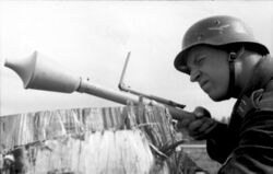 Bundesarchiv Bild 101I-672-7634-13, Russland, Luftwaffensoldat mit Panzerabwehrwaffe.jpg