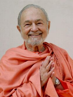 Swami-kriyananda-pronam2.jpg