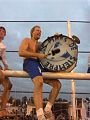 Futbolista argentino Lussenhoff tocando bombo en estadio