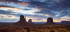 Monument Valley (34283289923).jpg